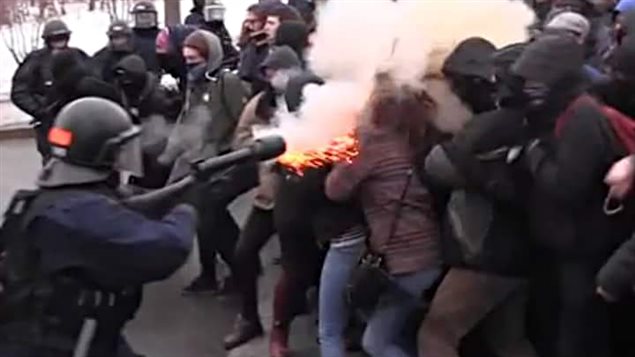 La jeune femme blessée au visage aurait été atteinte par un projectile lors de cette intervention selon des témoins. La jeune femme blessée au visage aurait été atteinte par un projectile lors de cette intervention selon des témoins.