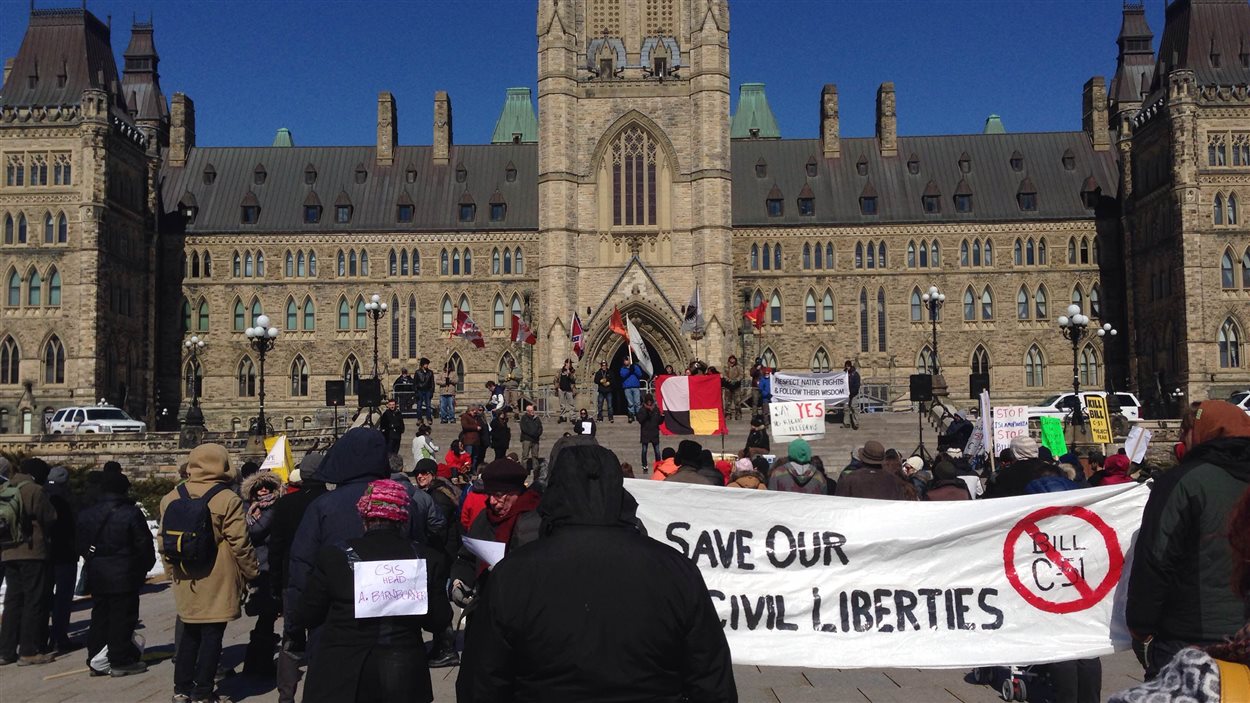 Une autre manifestation avait lieu à Ottawa pour dénoncer le projet de loi C-51. Une autre manifestation avait lieu à Ottawa pour dénoncer le projet de loi C-51.