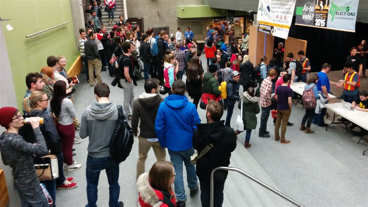 Les étudiants de l'UQAC votent Les étudiants de l'UQAC votent