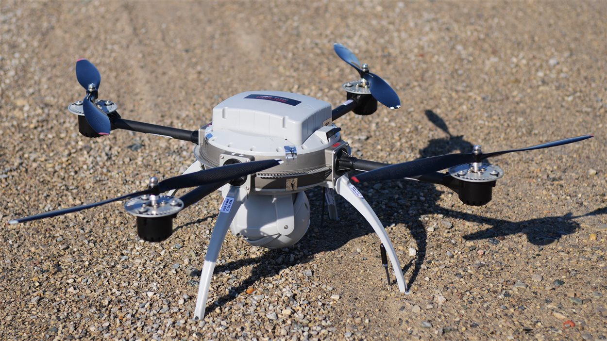 L’Aeryon Scout, un petit drone fabriqué à Waterloo en Ontario, peut servir à des usages militaires, mais aussi civils. Il collecte des images aériennes en haute définition. L’Aeryon Scout, un petit drone fabriqué à Waterloo en Ontario, peut servir à des usages militaires, mais aussi civils. Il collecte des images aériennes en haute définition.