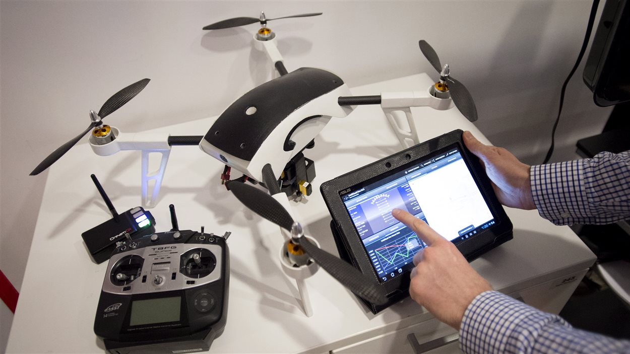 Nikolas Trutiak, un des fondateurs de la compagnie ontarienne DreamQii, montre un drone contrôlé avec une tablette. C’est en Ontario où les entreprises font voler le plus grand nombre de drones au Canada Nikolas Trutiak, un des fondateurs de la compagnie ontarienne DreamQii, montre un drone contrôlé avec une tablette. C’est en Ontario où les entreprises font voler le plus grand nombre de drones au Canada