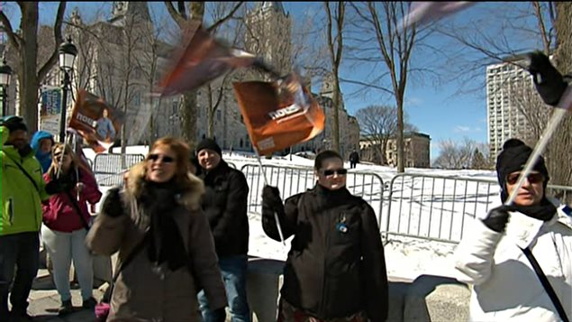 Des syndiqués de la Fédération interprofessionnelle de la santé du Québec (FIQ) manifestent devant l'Assemblée nationale à Québec. Des syndiqués de la Fédération interprofessionnelle de la santé du Québec (FIQ) manifestent devant l'Assemblée nationale à Québec.