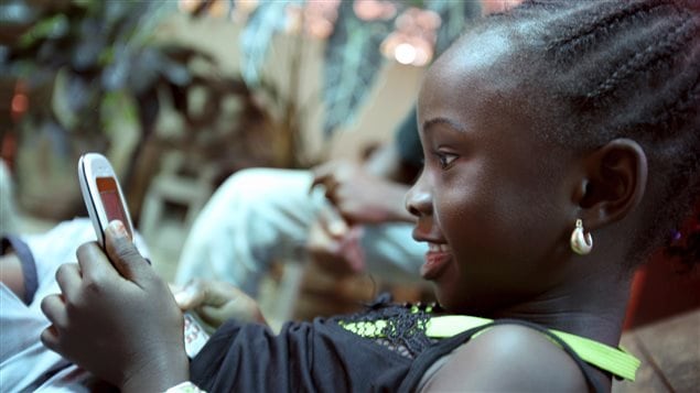 Une jeune fille avec un téléphone cellulaire Une jeune fille avec un téléphone cellulaire