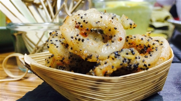 Calmars en croûte de parmesan et pavot au citron avec mayonnaise citron-miel Calmars en croûte de parmesan et pavot au citron avec mayonnaise citron-miel