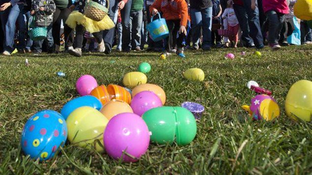 Des oeufs de Pâques dans le gazon Des oeufs de Pâques dans le gazon