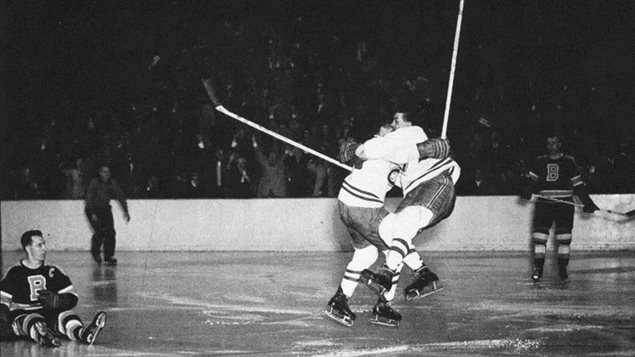 Maurice Richard saute dans les bras d'Elmer Lach en finale de la Coupe Stanley de 1953 Maurice Richard saute dans les bras d'Elmer Lach en finale de la Coupe Stanley de 1953