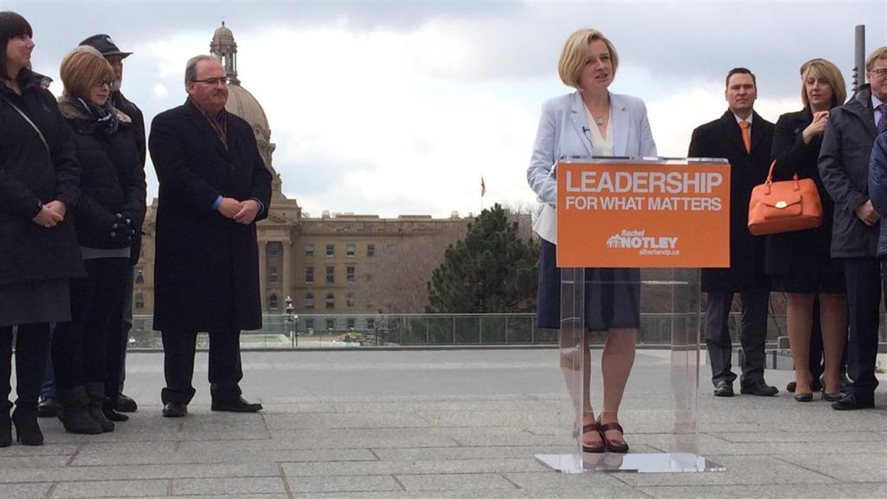 La chef du NPD albertain Rachel Notley annonce le lancement de la campagne électorale de son parti deant l'édifice de l'Assemblée législative à Edmonton le 7 avril 2015. La chef du NPD albertain Rachel Notley annonce le lancement de la campagne électorale de son parti deant l'édifice de l'Assemblée législative à Edmonton le 7 avril 2015.