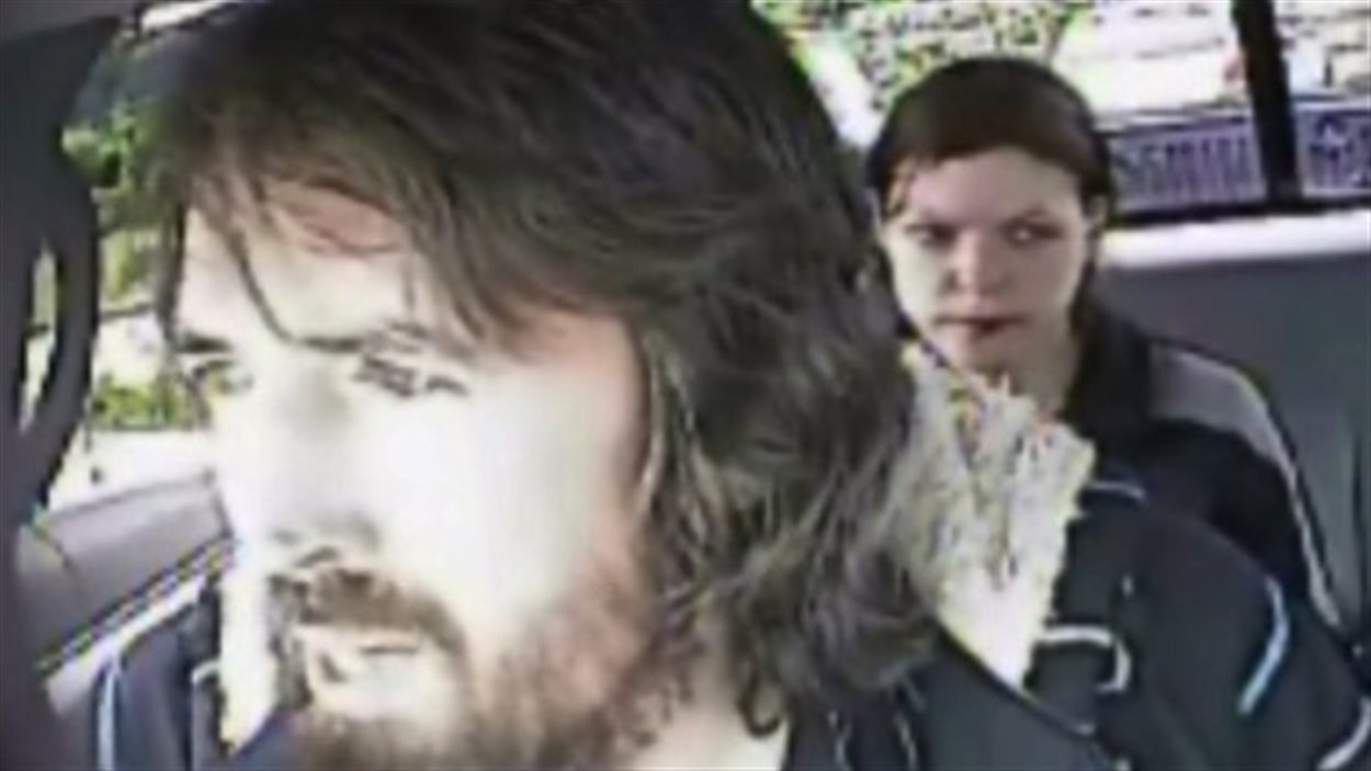 John Nuttall et Amanda Korody dans une capture d'écran tirée d'une vidéo de surveillance tournée à leur insu par des agents infiltrés de la GRC. John Nuttall et Amanda Korody dans une capture d'écran tirée d'une vidéo de surveillance tournée à leur insu par des agents infiltrés de la GRC.