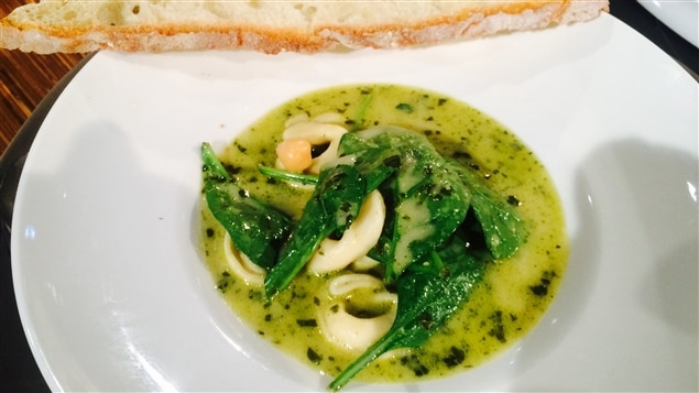 Soupe aux tortellinis, pois chiches, épinards et pesto de France Beaudoin Soupe aux tortellinis, pois chiches, épinards et pesto de France Beaudoin