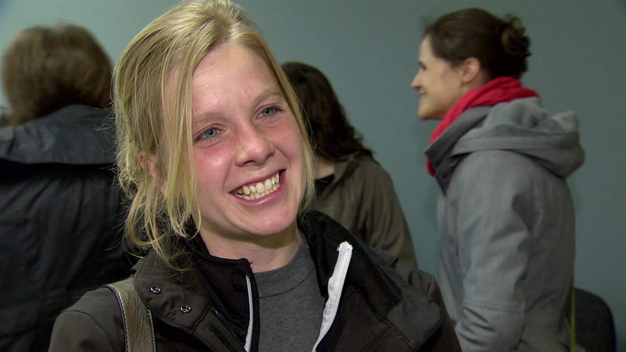 Julie Fortin est très heureuse de l'ouverture d'une école francophone à Sherwood Park. Ses enfants doivent passer trois heures dans un autobus chaque jour pour se rendre dans une école francophone d'Edmonton. Julie Fortin est très heureuse de l'ouverture d'une école francophone à Sherwood Park. Ses enfants doivent passer trois heures dans un autobus chaque jour pour se rendre dans une école francophone d'Edmonton.