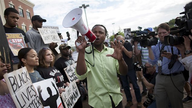 « Huit tirs dans le dos », scandait Muhiydin D'Baha, lors d'une manifestation devant l'hôtel de ville de North Charleston mercredi. « Dans le dos », répondaient les manifestants. « Huit tirs dans le dos », scandait Muhiydin D'Baha, lors d'une manifestation devant l'hôtel de ville de North Charleston mercredi. « Dans le dos », répondaient les manifestants.