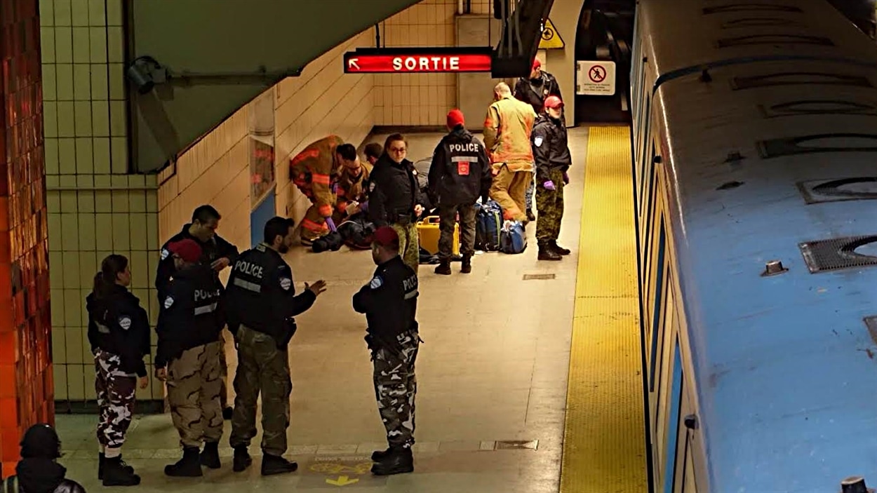L'homme a été poignardé sur le quai du métro Rosemont L'homme a été poignardé sur le quai du métro Rosemont
