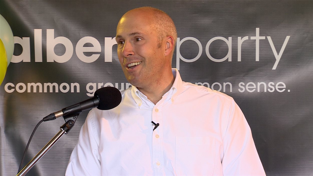 Le chef du Parti albertain Greg Clark lors du lancement officiel de la campagne de son parti à Calgary, samedi le 11 avril 2015. Le chef du Parti albertain Greg Clark lors du lancement officiel de la campagne de son parti à Calgary, samedi le 11 avril 2015.