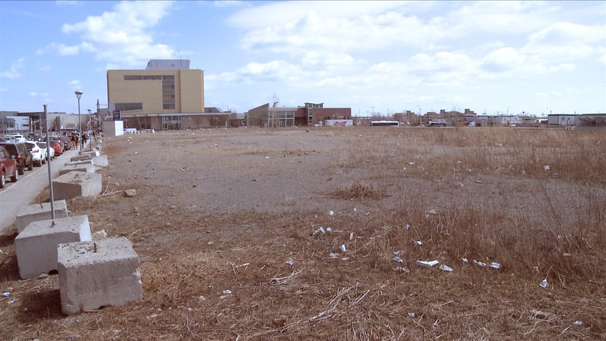 Un projet de plus de 400 millions de dollars est en préparation sur ce terrain de Laval, situé à l'ouest du métro Montmorency et au nord de la future Place Bell. Un projet de plus de 400 millions de dollars est en préparation sur ce terrain de Laval, situé à l'ouest du métro Montmorency et au nord de la future Place Bell.