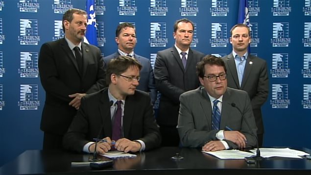 Bernard Drainville était entouré de cinq des sept députés péquistes qui l'ont appuyé pour annoncer son retrait de la course. Seuls Carole Poirier et André Villeneuve n'étaient pas présents. Bernard Drainville était entouré de cinq des sept députés péquistes qui l'ont appuyé pour annoncer son retrait de la course. Seuls Carole Poirier et André Villeneuve n'étaient pas présents.