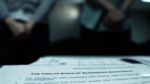 Les 12 étapes, la base du mouvement des Alcooliques anonymes sont basées sur le Grand Livre la Bible des AA. Les 12 étapes, la base du mouvement des Alcooliques anonymes sont basées sur le Grand Livre la Bible des AA.
