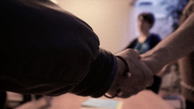 Lors des rencontres pour les athées ou les agnostiques, les références à une Puissance supérieure sont enlevées, mais le rituel demeure le même. Les membres font confiance à la force du groupe. Lors des rencontres pour les athées ou les agnostiques, les références à une Puissance supérieure sont enlevées, mais le rituel demeure le même. Les membres font confiance à la force du groupe.