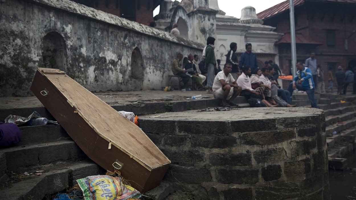 Un cercueil vide laissé sur le bord de la rivière Bagmati, à Katmandou, au Népal. Un cercueil vide laissé sur le bord de la rivière Bagmati, à Katmandou, au Népal.