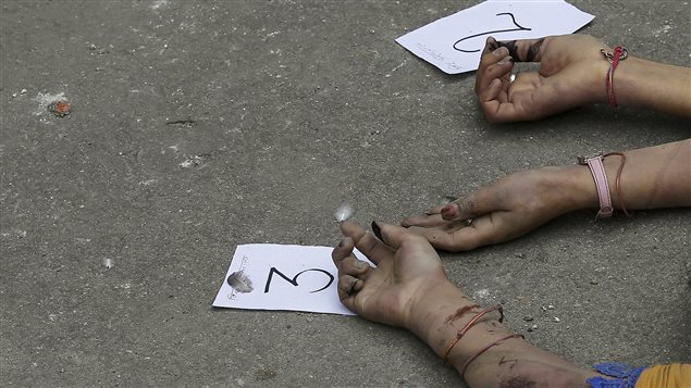 Les corps des victimes sont numérotés. Les corps des victimes sont numérotés.