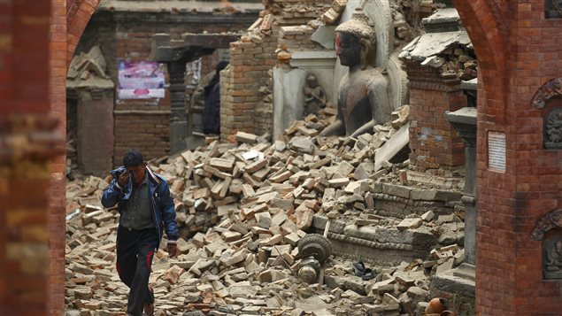 Au Tibet, des secouristes aident une femme à regagner la terre ferme après le séisme. Au Tibet, des secouristes aident une femme à regagner la terre ferme après le séisme.