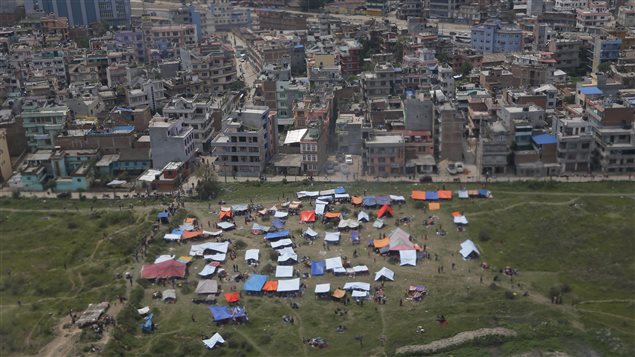Des Népalais se sont réfugiés dans des tentes dans une aire ouverte hors de la ville près de l'aéroport Tribhuwan. Des Népalais se sont réfugiés dans des tentes dans une aire ouverte hors de la ville près de l'aéroport Tribhuwan.