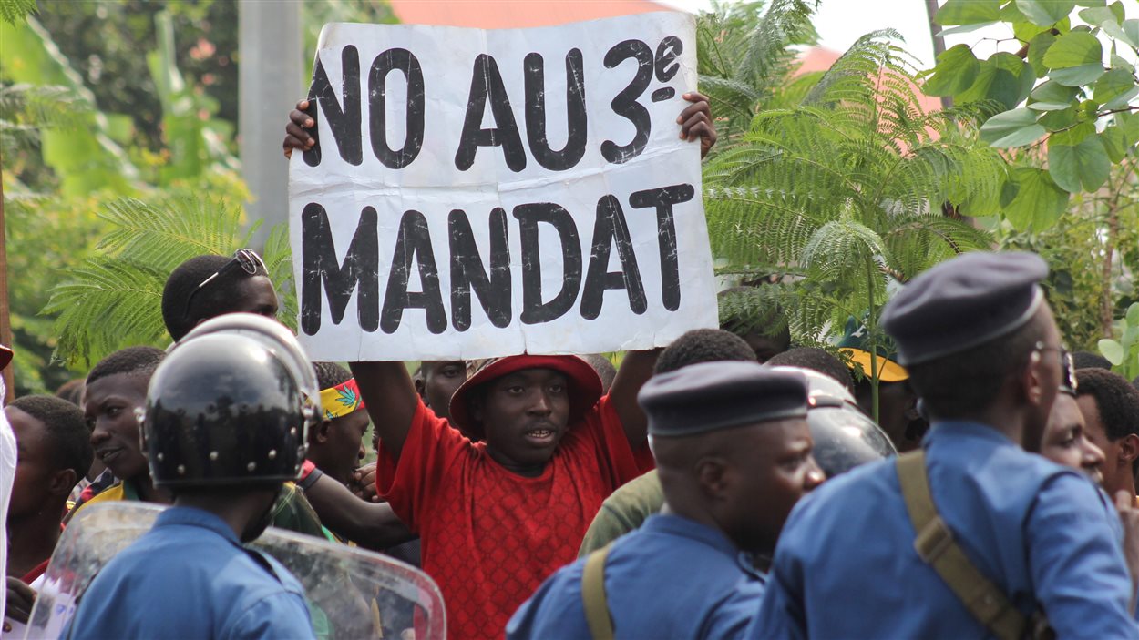Des milliers de personnes contestent la décision de M. Nkurunziza de briguer un troisième mandat. Des milliers de personnes contestent la décision de M. Nkurunziza de briguer un troisième mandat.