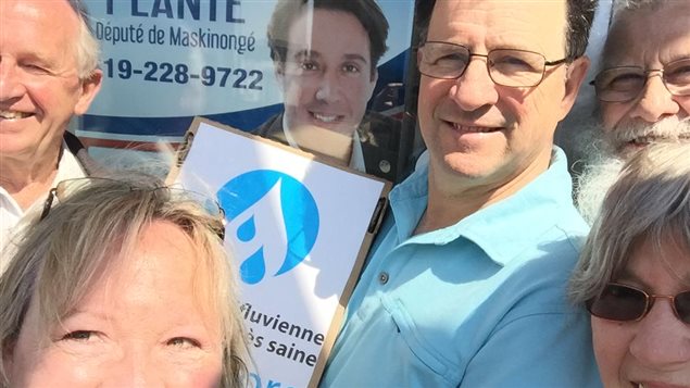 Le député de Maskinongé, Marc H. Plante (photo derrière) a accepté de parrainer la pétition. Le député de Maskinongé, Marc H. Plante (photo derrière) a accepté de parrainer la pétition.