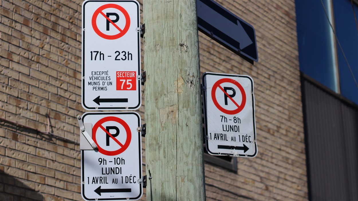 Des panneaux de stationnement à Montréal. Des panneaux de stationnement à Montréal.
