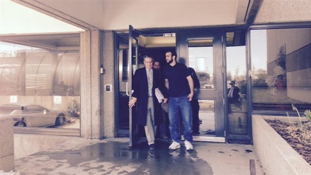 Omar Khadr en compagnie de son avocat à la sortie du palais de justice d'Edmonton Omar Khadr en compagnie de son avocat à la sortie du palais de justice d'Edmonton