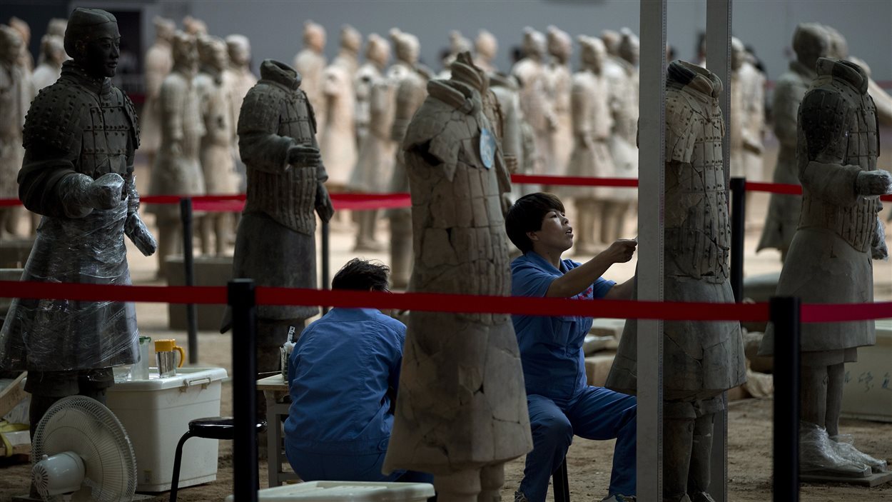 Les archéologues travaillent sur une statue de terre cuite brisée de la collection de l'armée de l'empereur Qin Shi Huang. (archives) Les archéologues travaillent sur une statue de terre cuite brisée de la collection de l'armée de l'empereur Qin Shi Huang. (archives)