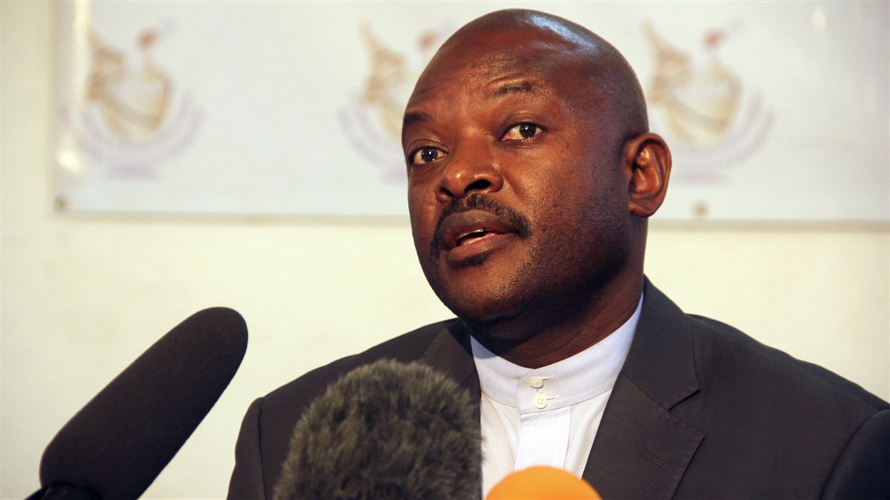 Le président Pierre Nkurunziza s'adresse aux médias après avoir déposé sa candidature pour un troisième mandat de cinq ans. Le président Pierre Nkurunziza s'adresse aux médias après avoir déposé sa candidature pour un troisième mandat de cinq ans.