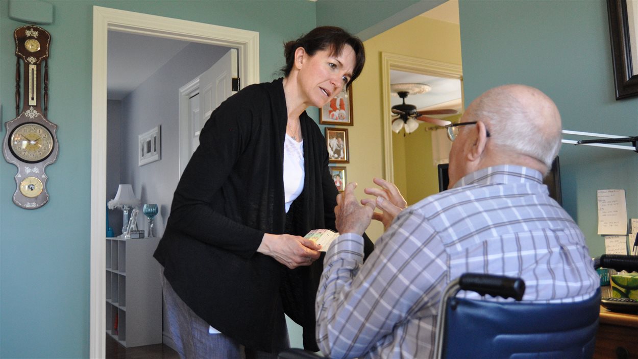 Dr Debora Andriuk rencontre un patient âgé à domicile, ce qui lui évite d'être hospitalisé cette fois-ci Dr Debora Andriuk rencontre un patient âgé à domicile, ce qui lui évite d'être hospitalisé cette fois-ci