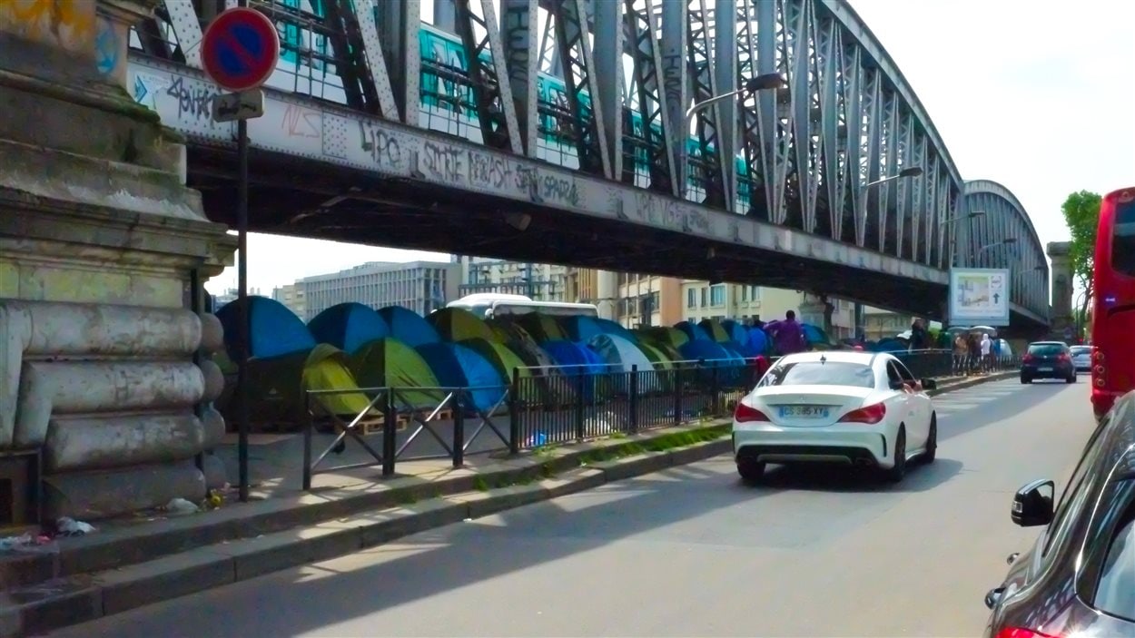 Plus de 300 migrants s'entassent dans des tentes sous le pont de la place de la Chapelle, à Paris. Plus de 300 migrants s'entassent dans des tentes sous le pont de la place de la Chapelle, à Paris.