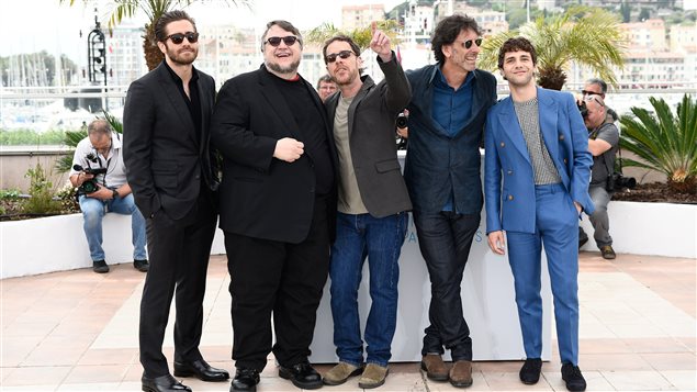 Jake Gyllenhaal, Guillermo del Toro, Ethan et Joel Coen ainsi que Xavier Dolan lors de l'ouverture du 68e Festival de Cannes Jake Gyllenhaal, Guillermo del Toro, Ethan et Joel Coen ainsi que Xavier Dolan lors de l'ouverture du 68e Festival de Cannes