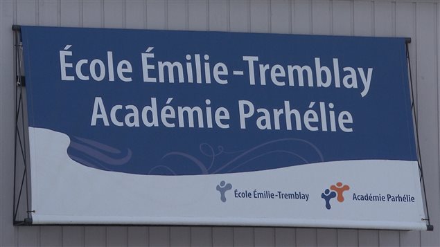 enseigne à l'entrée de l'école enseigne à l'entrée de l'école