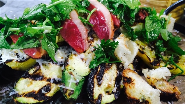 Salade de courgettes grillées à l’ail, vinaigrette à la menthe Salade de courgettes grillées à l’ail, vinaigrette à la menthe