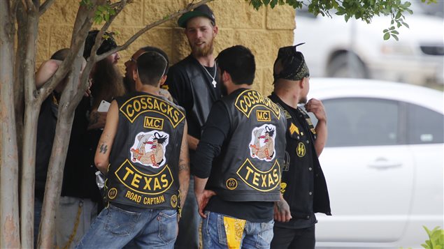 Un groupe de motards contre un mur pendant que les policiers interviennent dans un restaurant Twin Peaks, à Waco. Un groupe de motards contre un mur pendant que les policiers interviennent dans un restaurant Twin Peaks, à Waco.