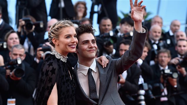 Sienna Miller et Xavier Dolan à Cannes lors de la montée des marches pour le film Carol Sienna Miller et Xavier Dolan à Cannes lors de la montée des marches pour le film Carol