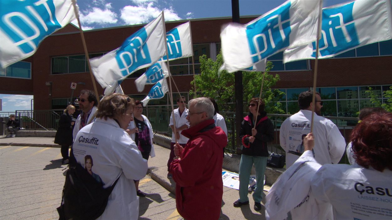 Des employés syndiqués du Centre intégré de santé et de services sociaux (CISSS) de l'Outaouais en train de manifester. Des employés syndiqués du Centre intégré de santé et de services sociaux (CISSS) de l'Outaouais en train de manifester.
