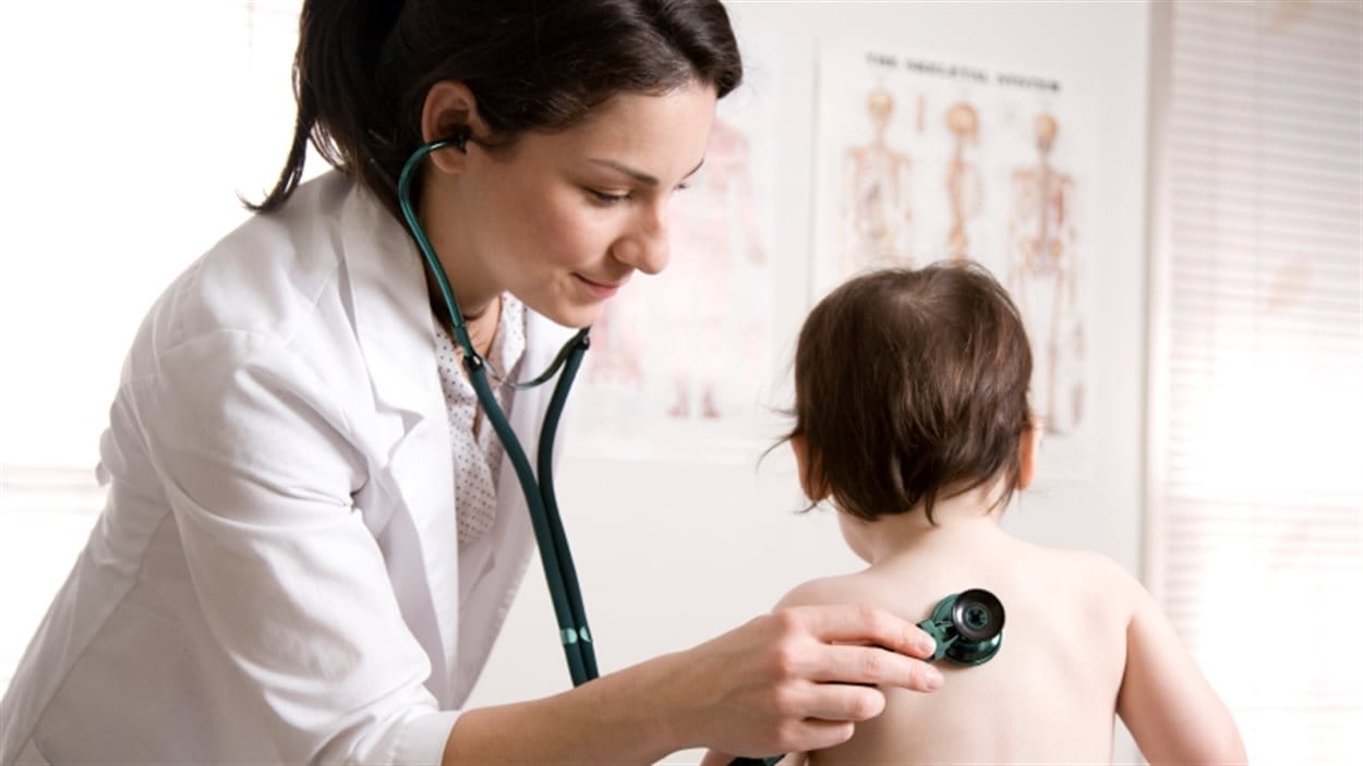 Un médecin de famille ausculte un enfant. Un médecin de famille ausculte un enfant.