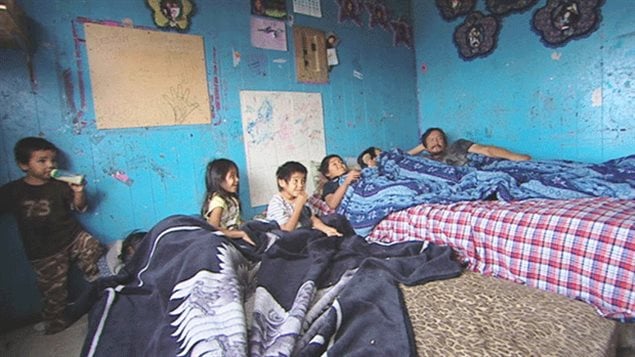 L'intérieur d'une maison à Pikangikum L'intérieur d'une maison à Pikangikum