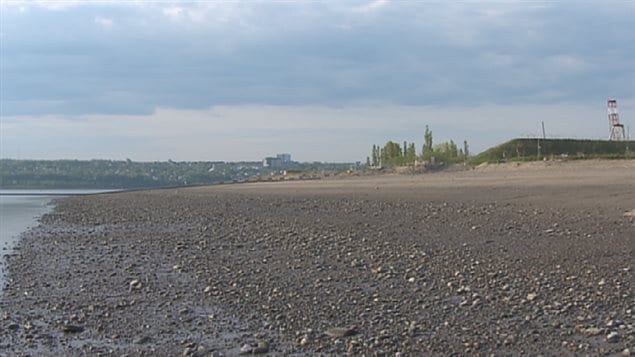 La plage disparaît peu à peu à cause de l'érosion. La plage disparaît peu à peu à cause de l'érosion.