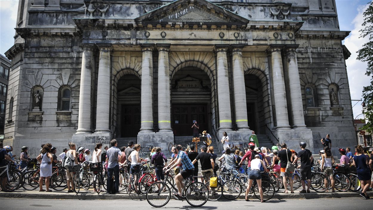 Bénédiction symbolique de vélos devant l'église Saint-Jean-Baptiste Bénédiction symbolique de vélos devant l'église Saint-Jean-Baptiste