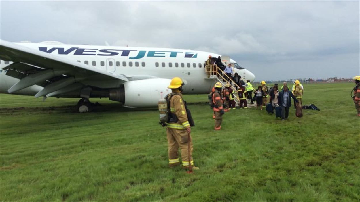 Un avion de WestJet sort de piste à MontréalTrudeau ICI.RadioCanada.ca