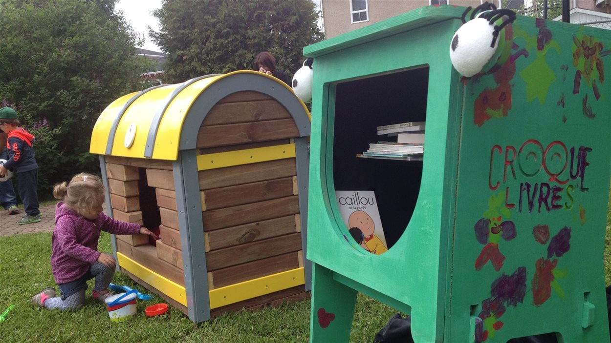 Des coffres à jouets et des boîtes de livres seront mis à disposition des enfants dans une dizaine de parcs de Rouyn-Noranda dès la fin des classes. Des coffres à jouets et des boîtes de livres seront mis à disposition des enfants dans une dizaine de parcs de Rouyn-Noranda dès la fin des classes.