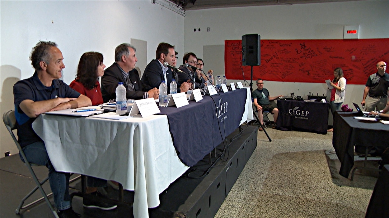 Les représentants du Cégep de l'Outaouais disent qu'ils en ont assez des compressions. (09-06-15) Les représentants du Cégep de l'Outaouais disent qu'ils en ont assez des compressions. (09-06-15)