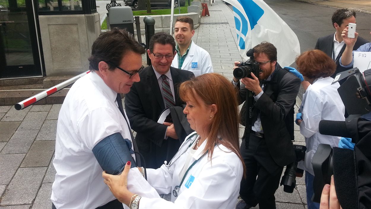 Une infirmière mesure la pression de Pierre Karl Péladeau. Une infirmière mesure la pression de Pierre Karl Péladeau.