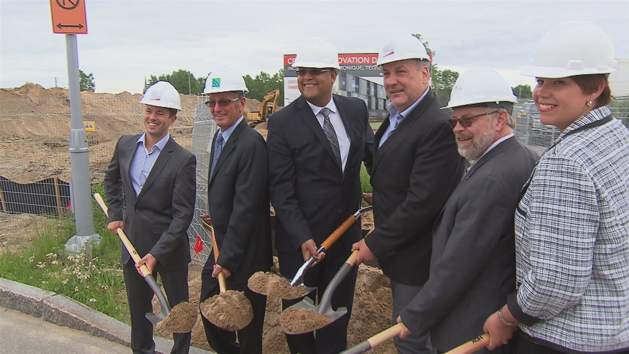 La première pelletée de terre du futur centre d'innovation La première pelletée de terre du futur centre d'innovation