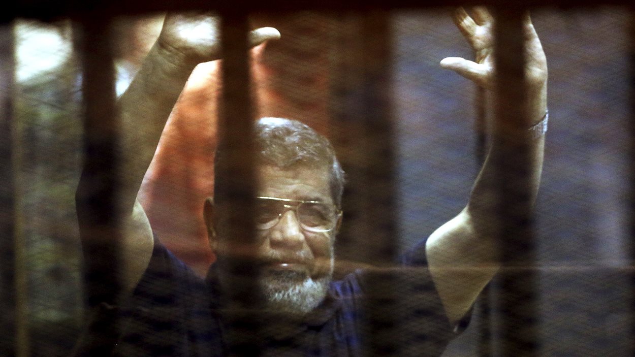 L'ancien président égyptien Mohamed Morsi lors de son passage en cour le 16 mai 2015. L'ancien président égyptien Mohamed Morsi lors de son passage en cour le 16 mai 2015.