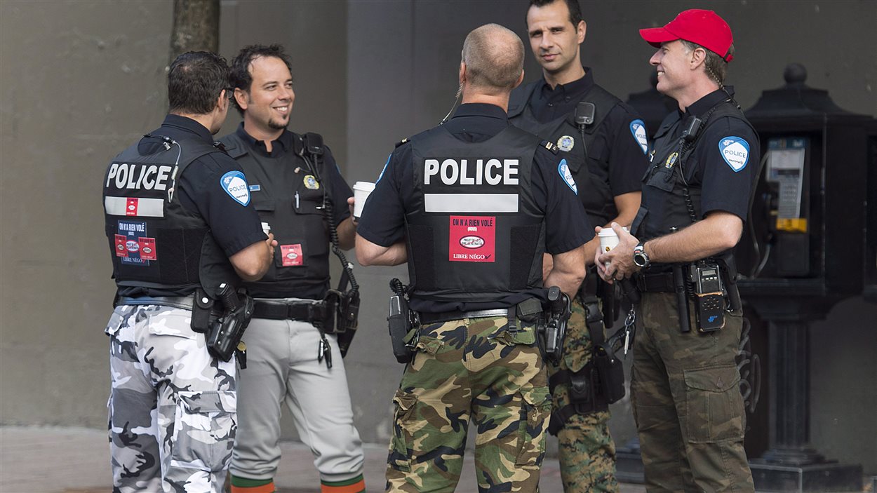 Les policiers de Montréal portent des vêtements de camouflage en guise de moyen de pression. Les policiers de Montréal portent des vêtements de camouflage en guise de moyen de pression.